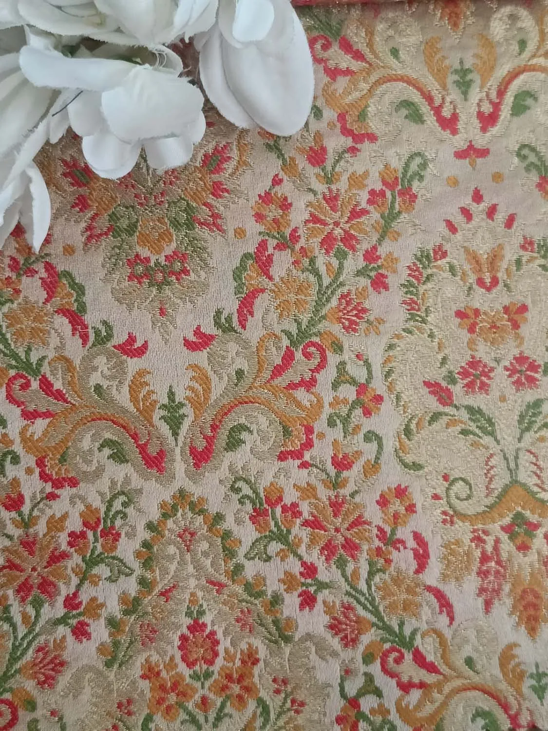 Exquisite Pastel Banarasi Handloom Kimkhwab Silk Fabric ( 2.5 Mtr )